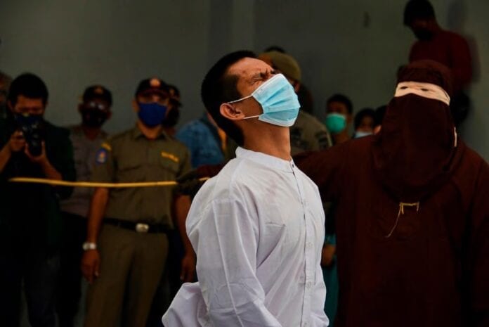 Un couple homosexuel puni d'une peine de flagellation