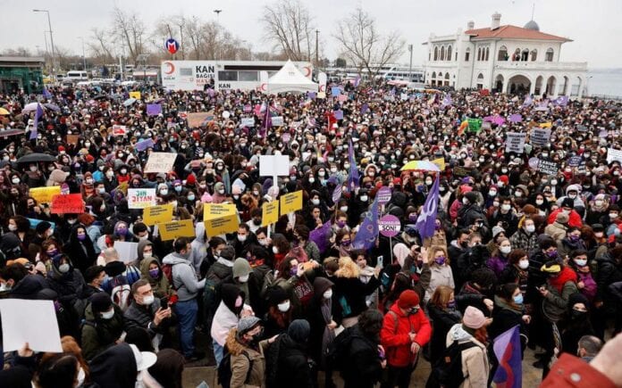 Plusieurs milliers de personnes ont manifesté samedi 20 mars en Turquie