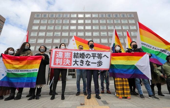 Les avocats des plaignants de Sapporo ont hissé devant le tribunal une banderole