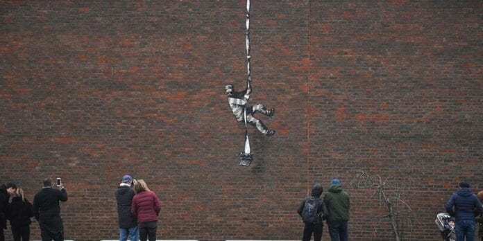 Banksy a revendiqué la paternité d’un graffiti apparu sur le mur de l’ancienne prison britannique de Reading